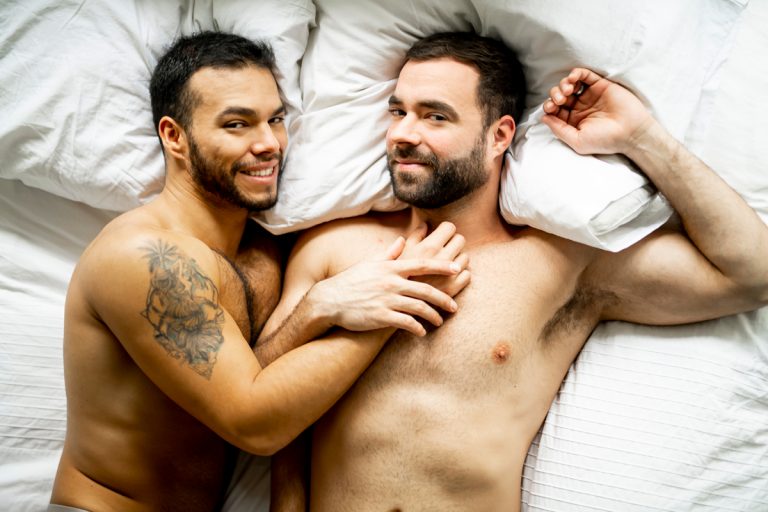 deux hommes au lit